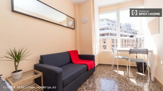 Maravillosa habitación con ventana con vistas a la calle en piso compartido, Camins al Grau - VALEN