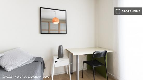 Habitación amueblada con calefacción en un apartamento de 4 dormitorios, El Raval - BARCELONA