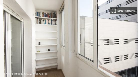 Habitación amueblada con calefacción en un apartamento de 4 dormitorios, El Raval - BARCELONA