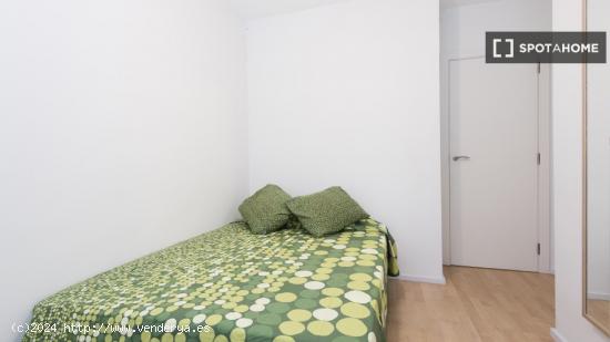 Habitación amueblada con estantería en un apartamento de 4 dormitorios, El Raval - BARCELONA