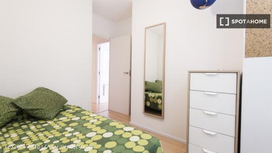 Habitación amueblada con estantería en un apartamento de 4 dormitorios, El Raval - BARCELONA