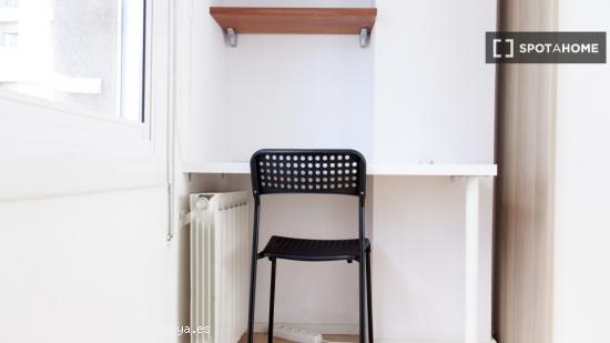 Habitación amueblada con estantería en un apartamento de 4 dormitorios, El Raval - BARCELONA