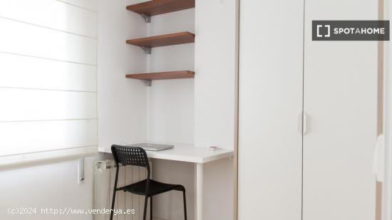 Habitación amueblada con estantería en un apartamento de 4 dormitorios, El Raval - BARCELONA