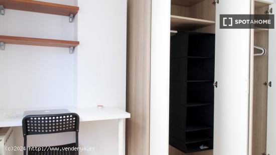 Habitación amueblada con estantería en un apartamento de 4 dormitorios, El Raval - BARCELONA