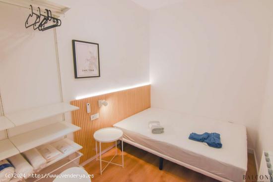  Se alquila habitación en apartamento de 6 dormitorios en el moderno El Raval - BARCELONA 