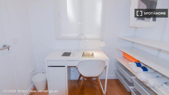 Se alquila habitación en apartamento de 6 dormitorios en el moderno El Raval - BARCELONA