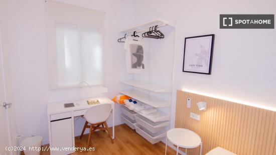 Se alquila habitación en apartamento de 6 dormitorios en el moderno El Raval - BARCELONA