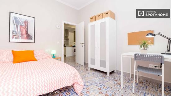 Habitación exterior con escritorio en un apartamento de 5 dormitorios, Eixample - VALENCIA