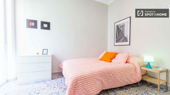 Habitación exterior con escritorio en un apartamento de 5 dormitorios, Eixample - VALENCIA