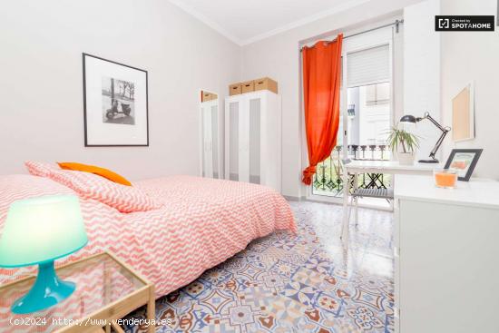  Habitación luminosa con escritorio en un apartamento de 5 dormitorios, Eixample - VALENCIA 