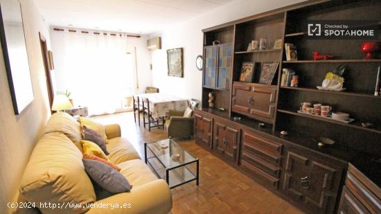 Cómoda habitación con amplio espacio de almacenamiento en el apartamento compartido, Eixample - BA