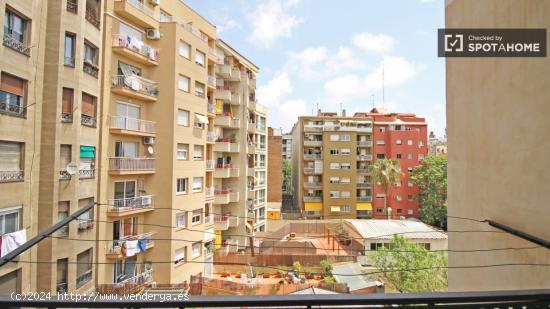 Habitación equipada con ventana con patio interior en piso compartido, Eixample - BARCELONA