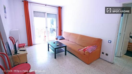 Estupenda habitación con escritorio en piso compartido, Sants - BARCELONA