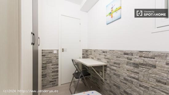 Habitación moderna con llave independiente en apartamento de 4 dormitorios, Acacias - MADRID