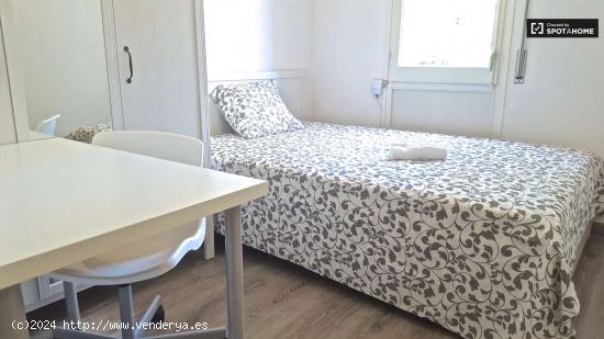  Dormitorio con armario independiente en piso compartido, Sant Andreu - BARCELONA 