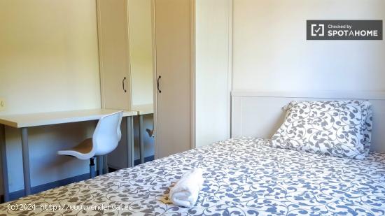 Dormitorio con armario independiente en piso compartido, Sant Andreu - BARCELONA