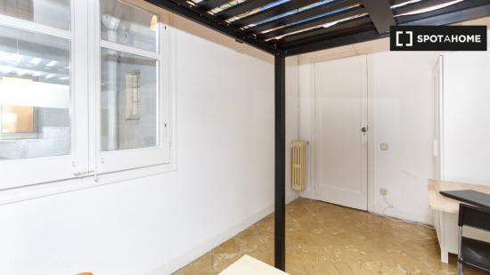 Habitación acogedora con armario independiente en el apartamento de 5 dormitorios, Eixample - BARCE