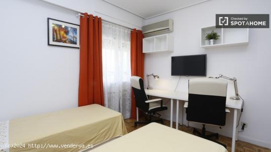 Habitación íntima con escritorio en el apartamento de 5 dormitorios, Retiro. - MADRID