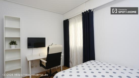 Habitación íntima con amplio espacio de almacenamiento en un apartamento de 5 dormitorios, Retiro 