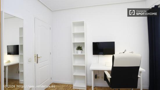 Habitación íntima con amplio espacio de almacenamiento en un apartamento de 5 dormitorios, Retiro 