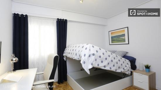 Habitación íntima con amplio espacio de almacenamiento en un apartamento de 5 dormitorios, Retiro 