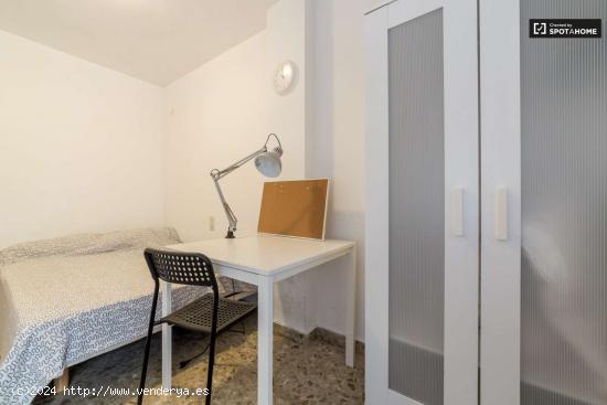  Habitación interior con amplio espacio de almacenamiento en piso compartido, Extramurs. - VALENCIA 