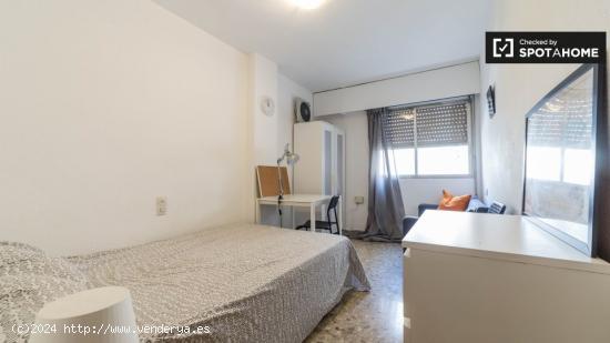 Habitación interior con amplio espacio de almacenamiento en piso compartido, Extramurs. - VALENCIA