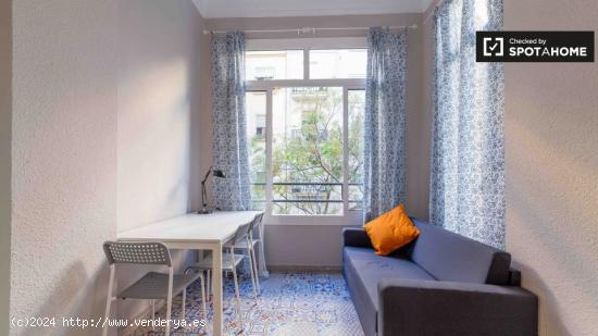 Tranquila habitación con cómoda en piso de 6 habitaciones, Eixample - VALENCIA