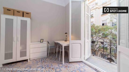 Soleada habitación con escritorio en piso de 6 habitaciones, Eixample - VALENCIA