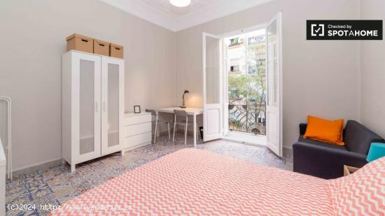 Soleada habitación con escritorio en piso de 6 habitaciones, Eixample - VALENCIA