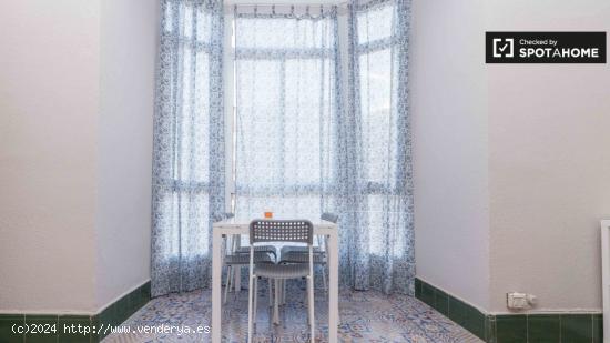 Luminosa habitación con ventana con vistas a un patio en piso de 6 habitaciones, Eixample - VALENCI