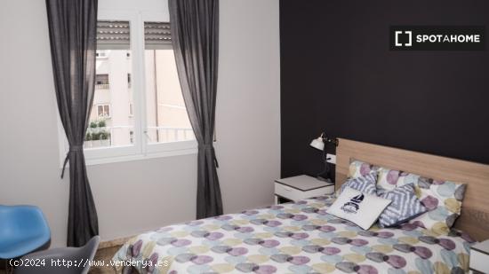 Se alquila habitación luminosa en apartamento de 3 dormitorios en La Dreta de l'Eixample - BARCELON