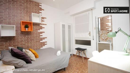 Se alquila habitación con armario independiente en piso compartido, Eixample - BARCELONA