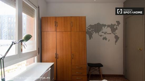 Habitación ideal con cómoda en piso compartido, Eixample - BARCELONA