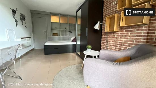 Encantadora habitación en apartamento de 4 dormitorios en Poblenou - BARCELONA