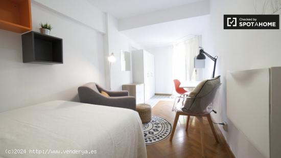 Habitación moderna en apartamento de 4 dormitorios en Poblenou. - BARCELONA