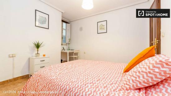 Habitación decorada con escritorio en piso compartido, Eixample - VALENCIA