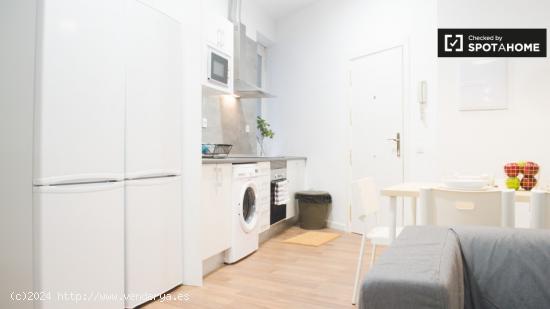 Acogedora habitación con calefacción en un apartamento de 9 dormitorios, Lavapiés - MADRID