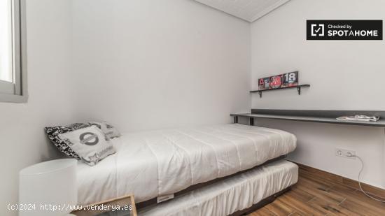 Amplia habitación con escritorio en piso de 3 habitaciones, Quatre Carreres - VALENCIA