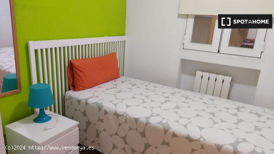 Amplia habitación con amplio espacio de almacenamiento en el departamento compartido, Chamberí - M