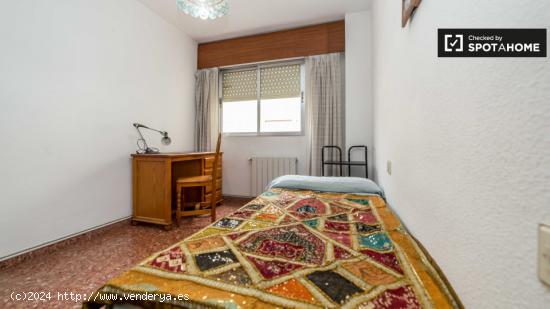 Amplia habitación con escritorio en piso compartido en Marxalenes - VALENCIA