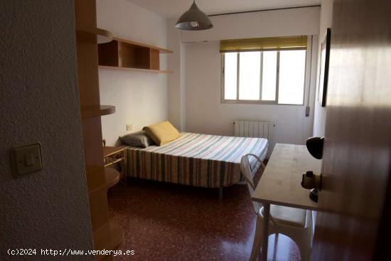  Enorme habitación con ventana vista patio interior en piso compartido en Marxalenes - VALENCIA 