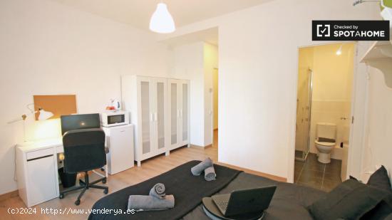 Habitación íntima con balcón en piso compartido, Eixample - BARCELONA