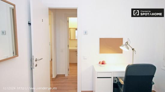 Habitación luminosa con armario independiente en el piso compartido, Eixample - BARCELONA