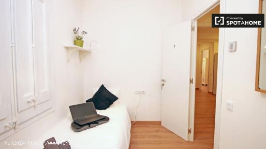 Habitación luminosa con cómoda en piso compartido, Eixample - BARCELONA