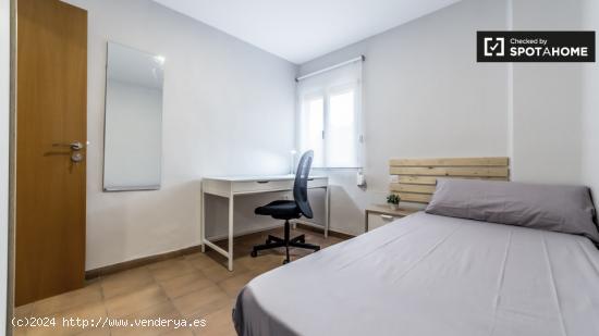 Habitación elegante con escritorio en un apartamento de 4 dormitorios, Camins al Grau - VALENCIA