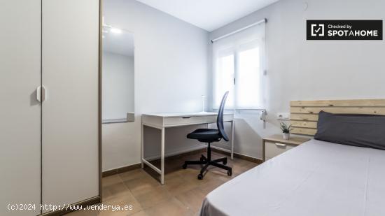 Habitación tradicional con cómoda en un apartamento de 4 dormitorios, Camins al Grau - VALENCIA