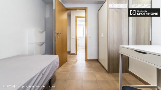 Habitación tradicional con cómoda en un apartamento de 4 dormitorios, Camins al Grau - VALENCIA