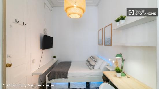 Habitación acogedora en un apartamento de 7 dormitorios en el Eixample, Barcelona - BARCELONA