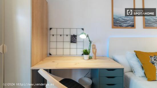 Habitación acogedora en un apartamento de 7 dormitorios en el Eixample, Barcelona - BARCELONA